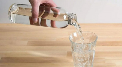 মদের বোতলে পানি পান করা কি জায়েজ?